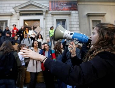 Γαλλία: Στους δρόμους τα... «κόκκινα φουλάρια»!